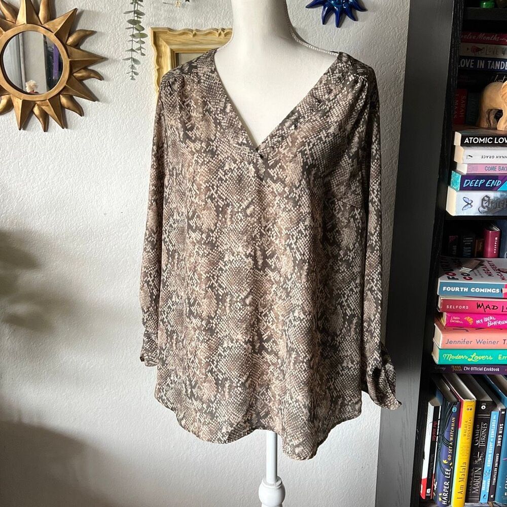 Motherhood Maternity Size M Taupe Brown Snake Print 3/4 sleeve blouse